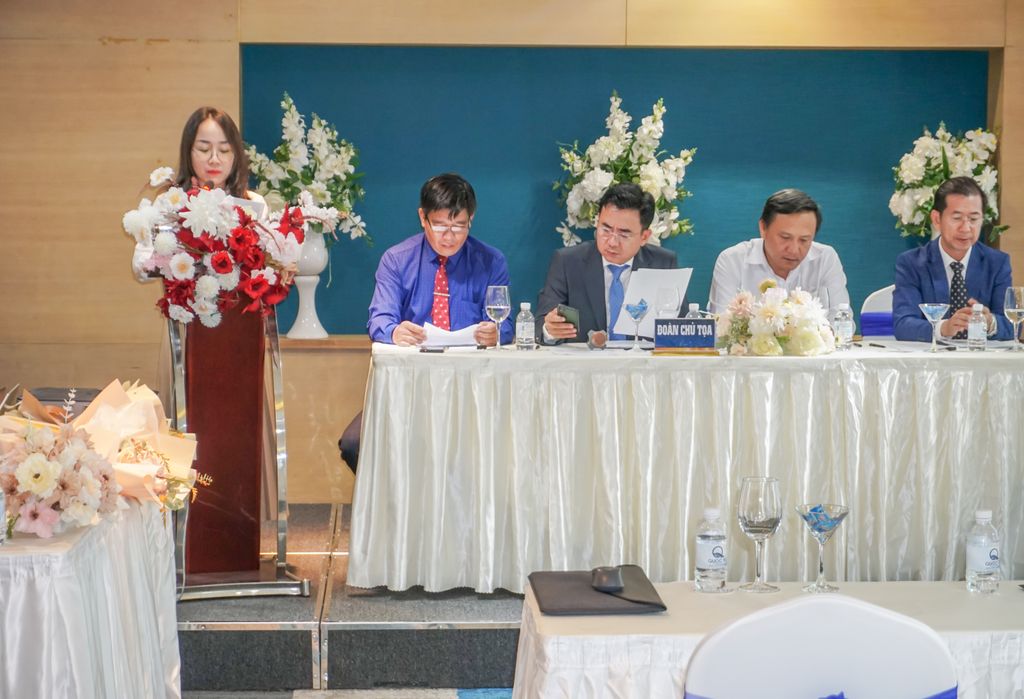 Bà Nguyễn Thị Linh Huệ trình bày báo cáo của Ban Kiểm soát về hoạt động 2022.