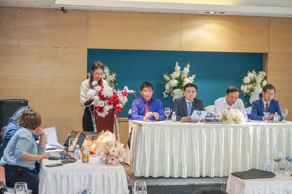 Bà Lưu Huỳnh Diệp Khuyên trình bày Nguyên tắc, thể lệ biểu quyết, bầu cử và kiểm phiếu.