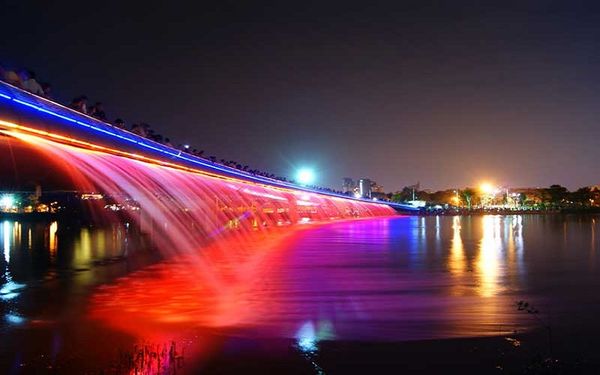 Địa điểm vui chơi Tết Trung thu ở Sài Gòn - Cầu Ánh Sao, hồ Bán Nguyệt