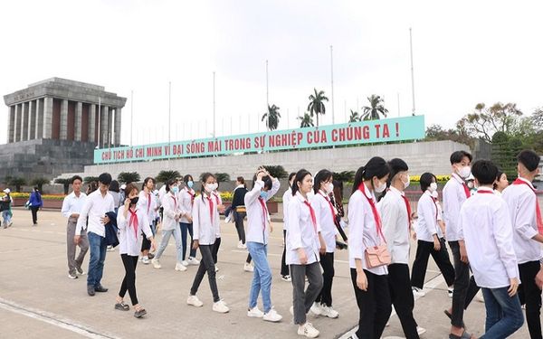 Địa điểm tổ chức hoạt động ngoại khóa cho học sinh ở Hà Nội - Lăng Bác