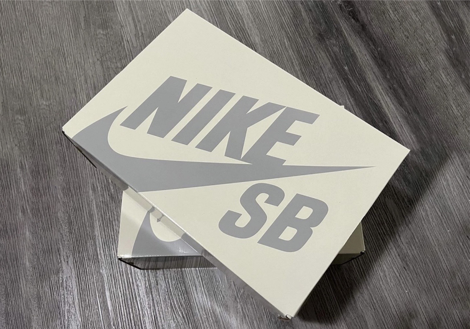 Nike SB thay đổi hộp đựng giày sang màu kem và màu xám