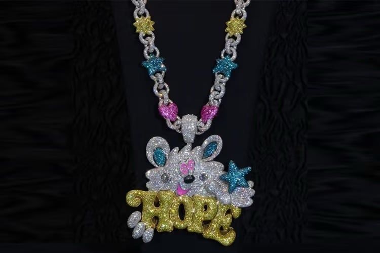 J-Hope khoe “iced-out chain” độc bản do thợ kim hoàn nổi tiếng Alex Moss NY, VERDY chế tác