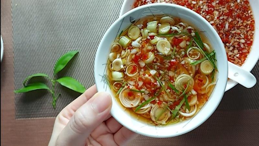 nước mắm chấm ốc luộc