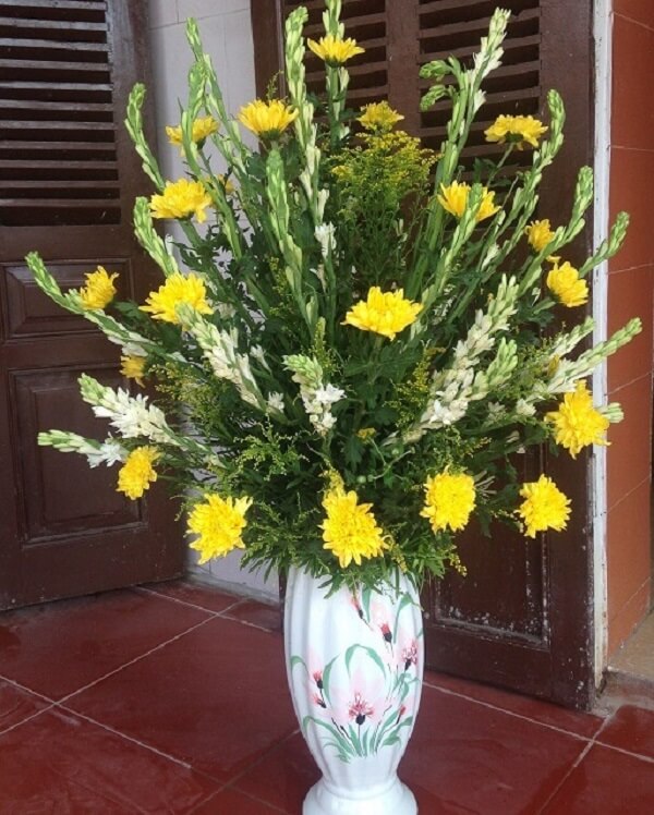 Cách cắm hoa bàn thờ từ hoa cúc vàng kết hợp với hoa huệ ta