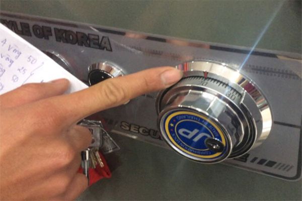 Hướng dẫn chi tiết về cách đổi mật khẩu két sắt cơ 4 số đơn giản và nhanh nhất
