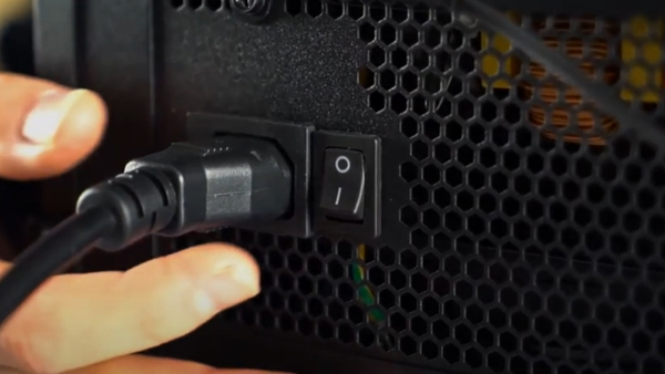 Cắm dây nguồn PC