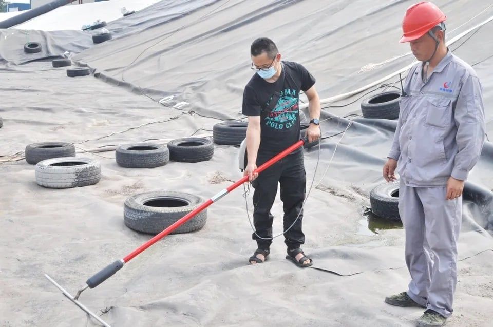 Nghiệm thu mối hàn màng HDPE bằng phương pháp kiểm tra tia lửa điện (spark testing) theo tiêu chuẩn ASTM D6365