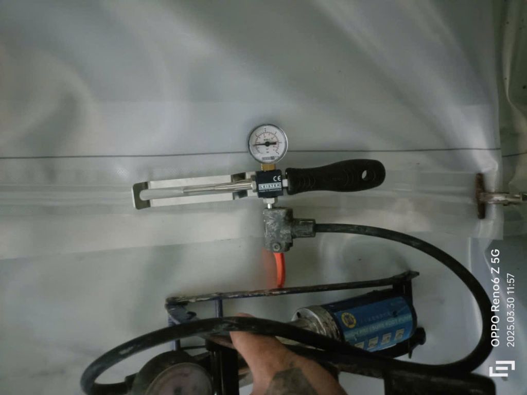 Nghiệm thu mối hàn màng HDPE bằng phương pháp kiểm tra kênh khí áp (air pressure test) theo tiêu chuẩn ASTM D5820.