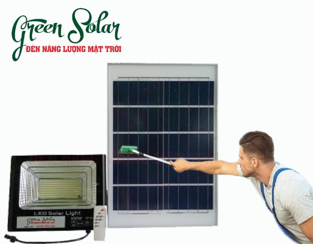 Hướng dẫn cách vệ sinh tấm hấp thụ của đèn năng lượng mặt trời, giúp tăng thời gian sử dụng