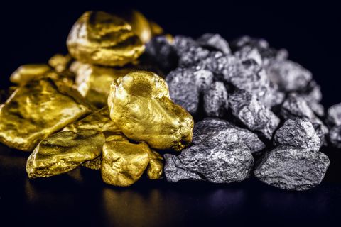 Vàng được dự báo tăng lên tới 4.500 USD, 2 ngân hàng hàng đầu nói gì về giá "kim loại anh em"?