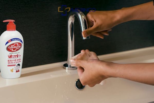 Miếng dán trị sẹo Remscar rửa đi có bị mất dính không?