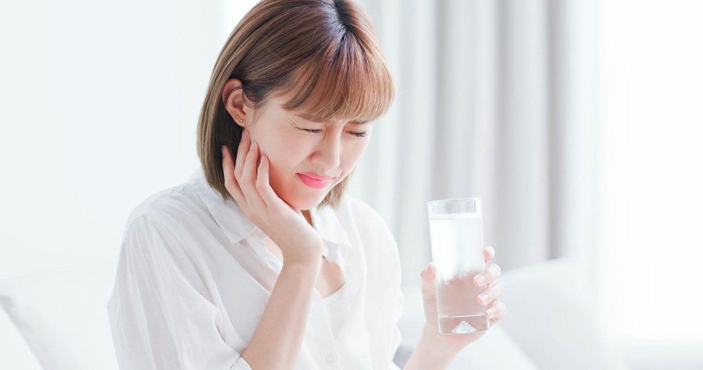 Nguyên Nhân Khiến Răng Sứ Ê Buốt và cách khắc phục