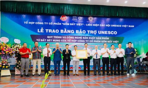 Gốm Đất Việt nhận Bằng bảo trợ của Liên hiệp các hội UNESCO Việt Nam