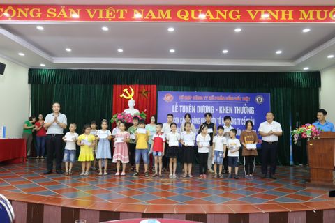 Tổ hợp Gốm Đất Việt tổ chức lễ trao thưởng cho con em CBCNV có thành  tích học tập tốt