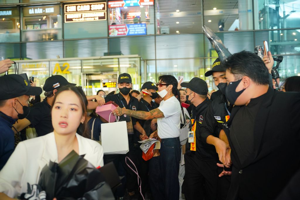 DPR IAN đội nón lá, hôn gió chào fan tại sân bay Nội Bài ngày 22/8/2025