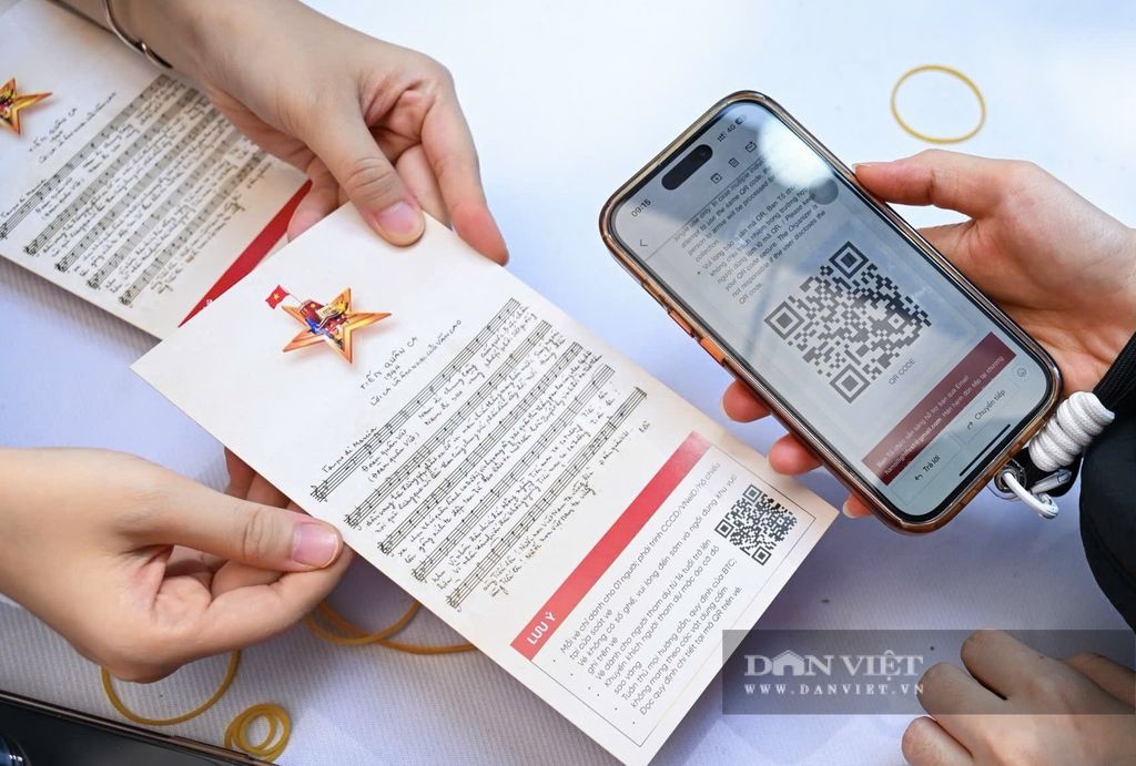 Hàng ngàn người xếp hàng tại Hồ Gươm để nhận vé concert Tổ quốc trong tim 2025