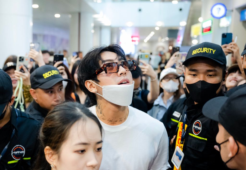 DPR IAN đội nón lá, hôn gió chào fan tại sân bay Nội Bài ngày 22/8/2025