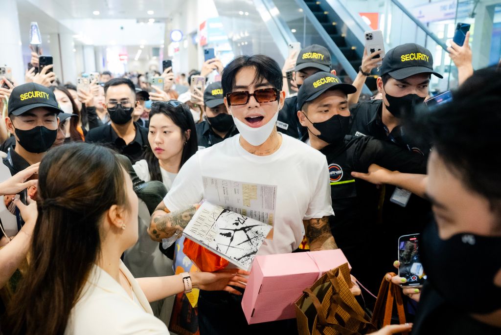 DPR IAN đội nón lá, hôn gió chào fan tại sân bay Nội Bài ngày 22/8/2025