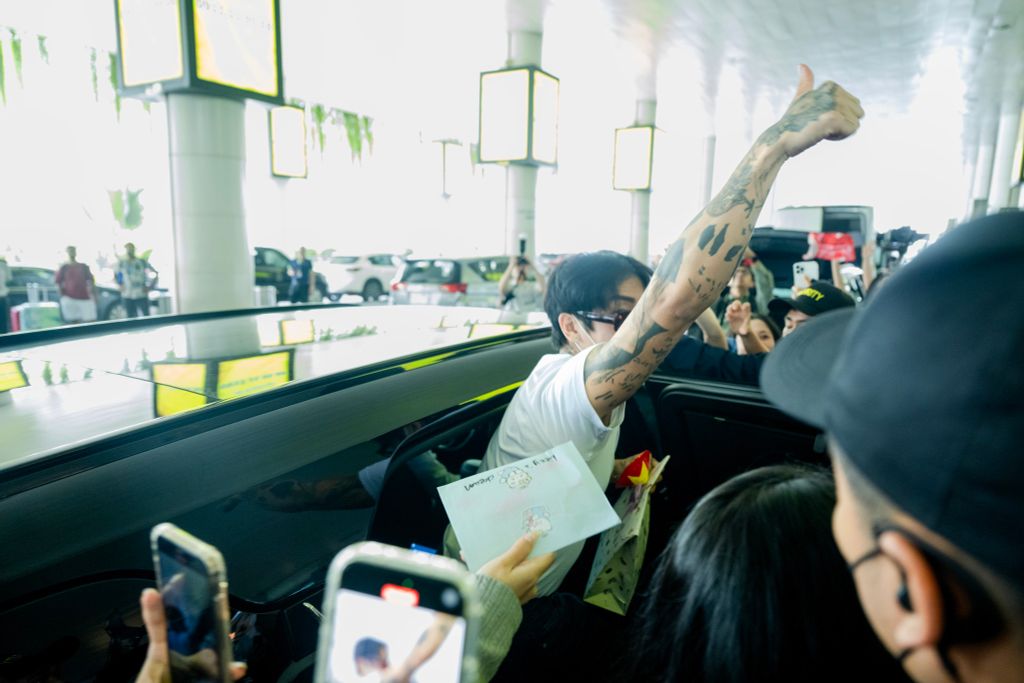 DPR IAN đội nón lá, hôn gió chào fan tại sân bay Nội Bài ngày 22/8/2025