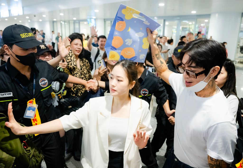 DPR IAN đội nón lá, hôn gió chào fan tại sân bay Nội Bài ngày 22/8/2025