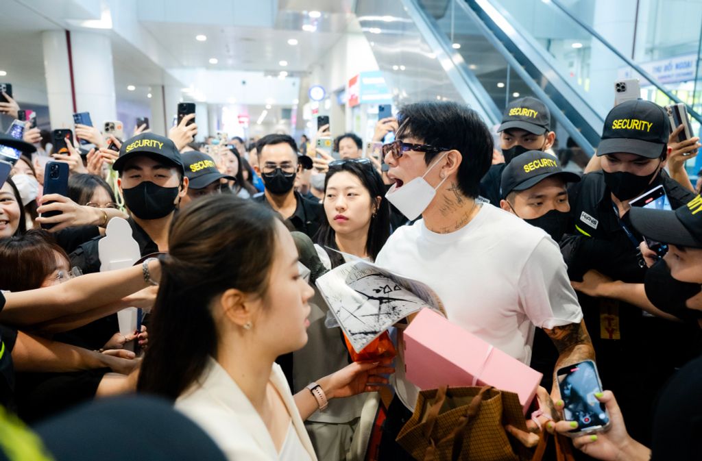 DPR IAN đội nón lá, hôn gió chào fan tại sân bay Nội Bài ngày 22/8/2025