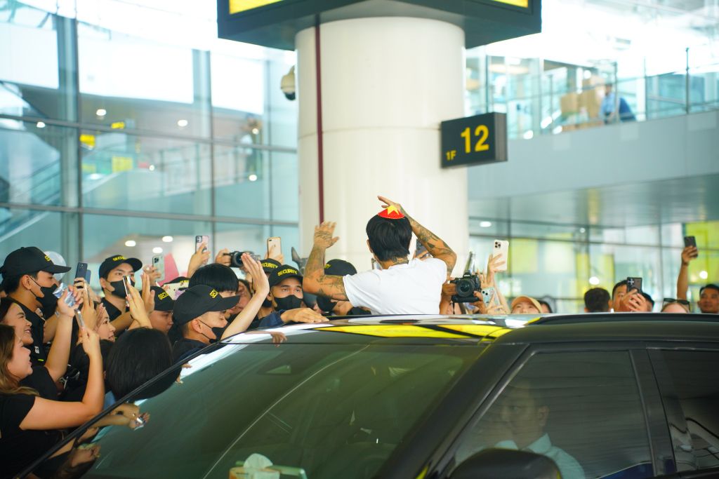 DPR IAN đội nón lá, hôn gió chào fan tại sân bay Nội Bài ngày 22/8/2025