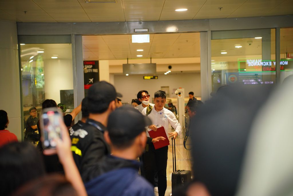 DPR IAN đội nón lá, hôn gió chào fan tại sân bay Nội Bài ngày 22/8/2025