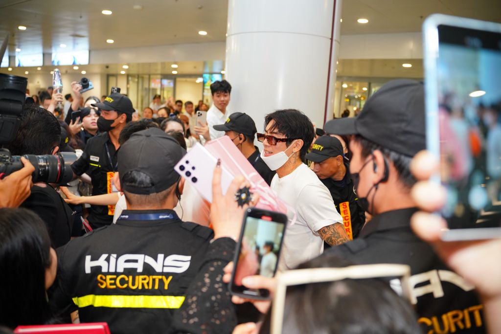 DPR IAN đội nón lá, hôn gió chào fan tại sân bay Nội Bài ngày 22/8/2025