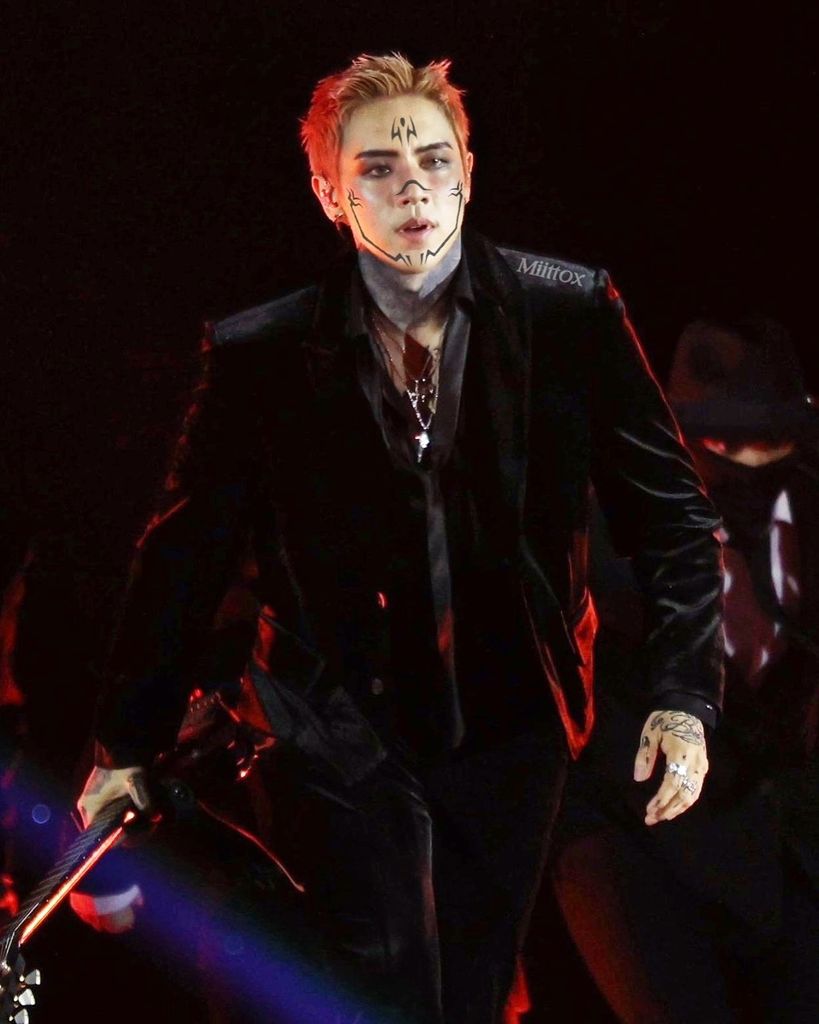 DPR IAN đội nón lá, hôn gió chào fan tại sân bay Nội Bài ngày 22/8/2025