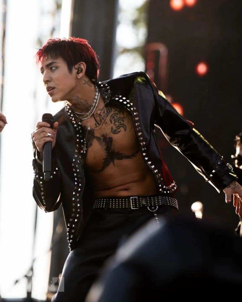 DPR IAN đội nón lá, hôn gió chào fan tại sân bay Nội Bài ngày 22/8/2025