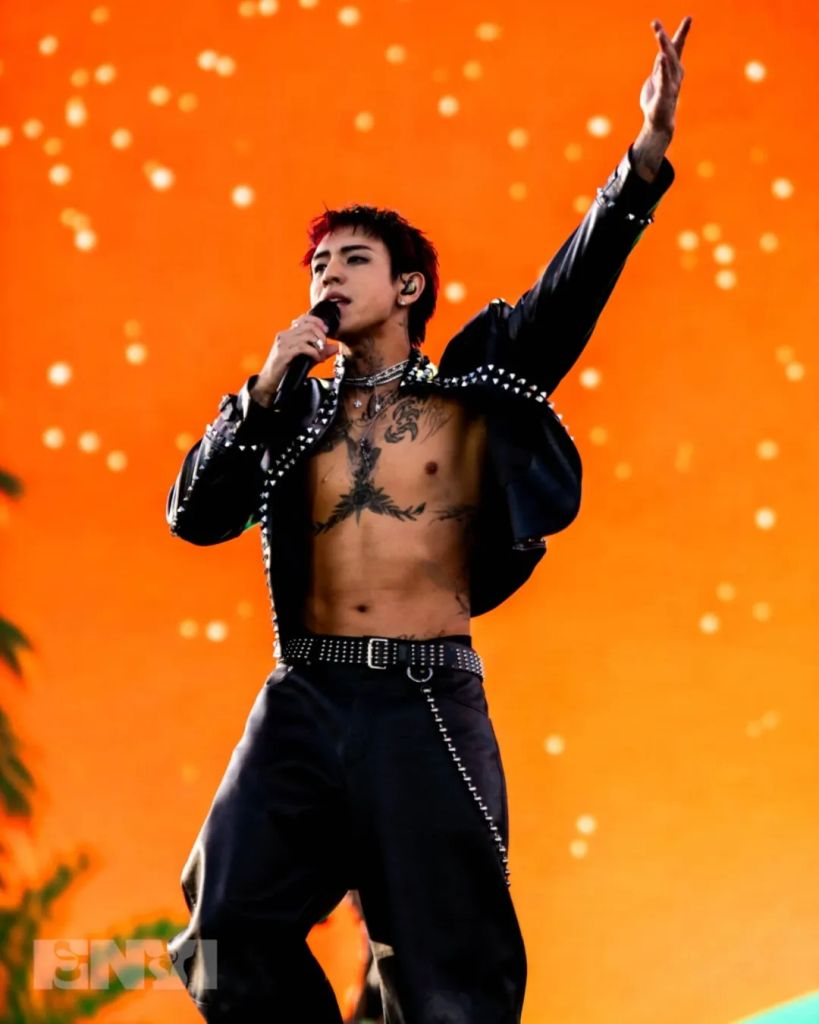 DPR IAN đội nón lá, hôn gió chào fan tại sân bay Nội Bài ngày 22/8/2025