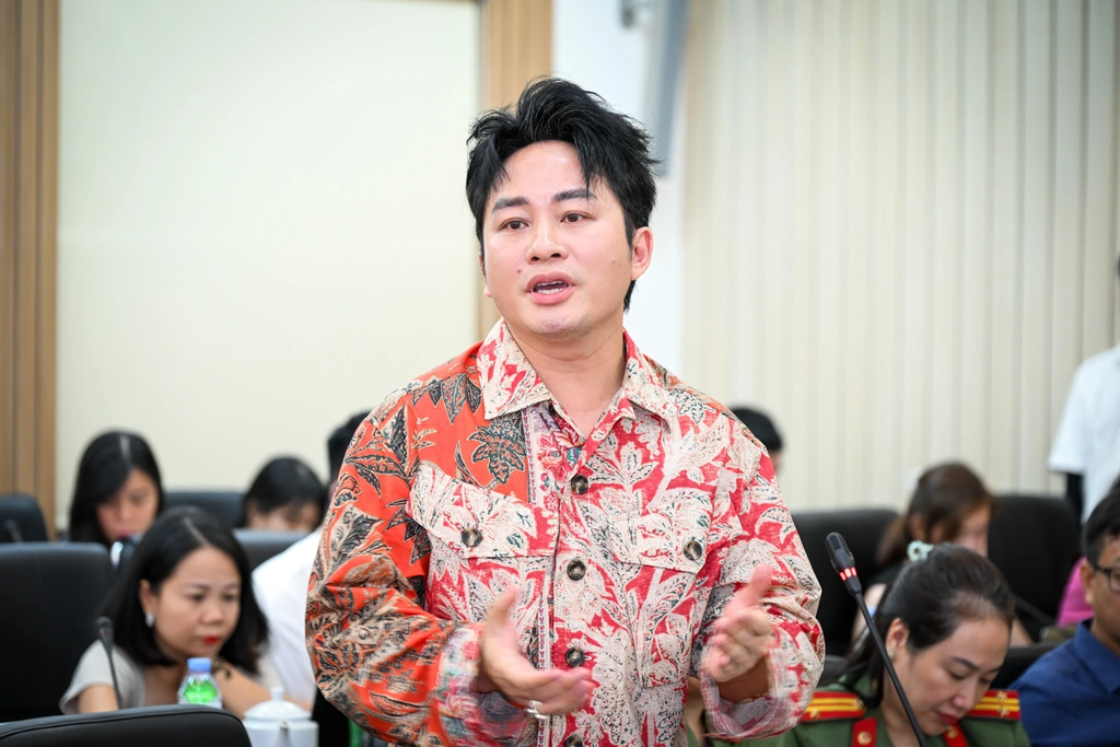 Hàng ngàn người xếp hàng tại Hồ Gươm để nhận vé concert Tổ quốc trong tim 2025