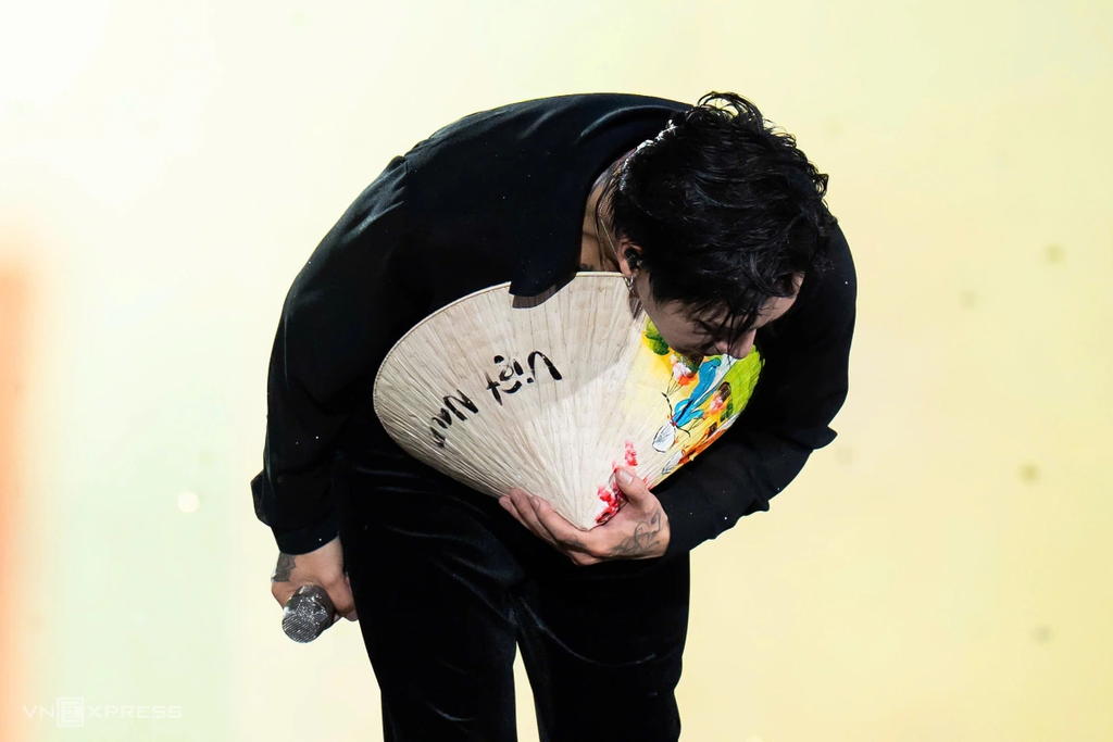 DPR IAN hôn gió, tỏ tình fan Việt tại 8Wonder 2025 – Moments of Wonder