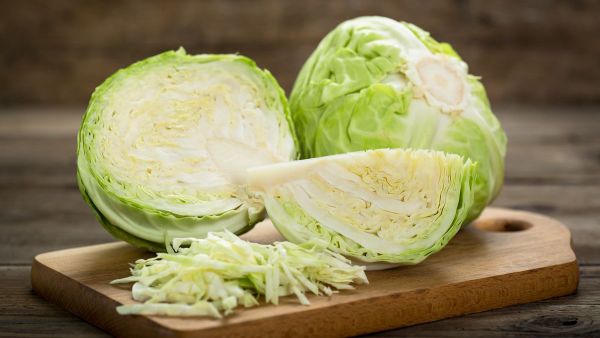 Choose to buy cabbage that is still fresh, not wilted