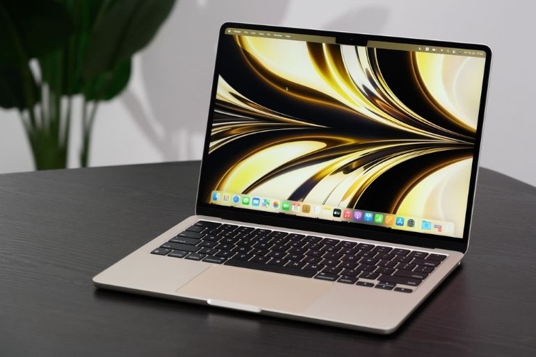 MacBook Air M2 được trang bị màn hình sắc nét, màu sắc chân thực