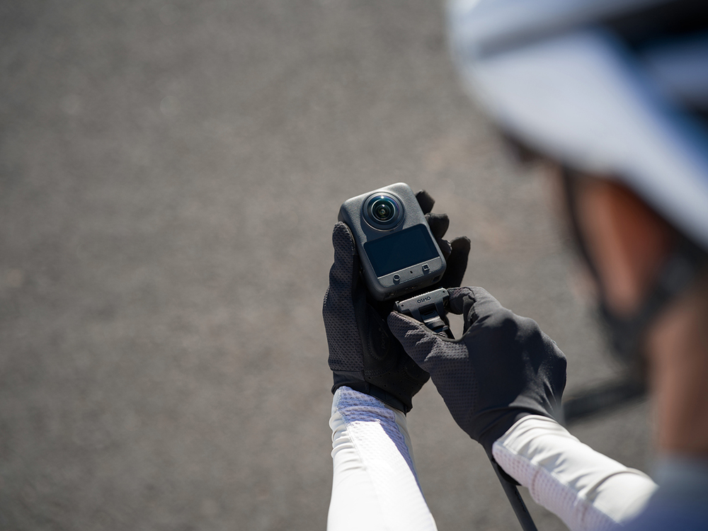 Nắp khoang pin thiết kế với cơ chế trượt trái-phải cùng nút khóa thông minh