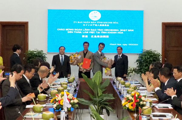 Ông Tomokazu Tanabe (bìa trái) đã dành hơn 5 năm nghiên cứu thị trường Việt Nam trước khi quyết định ký kết hợp tác với ông Hồ Thanh Tuấn, chủ tịch HĐQT cty Ngọc Trai Hoàng Gia