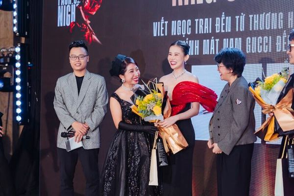 Bà Đoàn Bạch Phụng – Phó chủ tịch HĐQT Công ty Ngọc Trai Hoàng Gia xuất hiện cùng các người mẫu ở cuối phần trình diễn