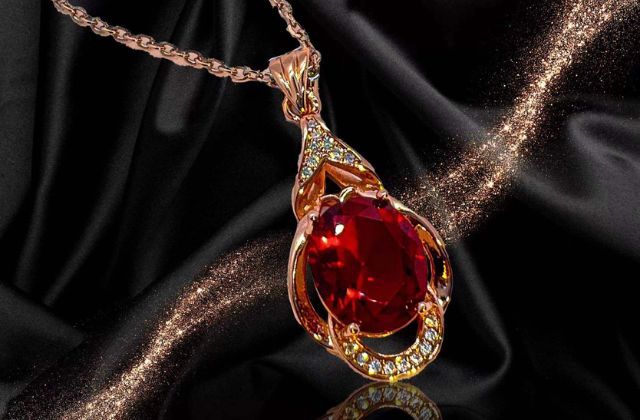 Top 10 mặt dây chuyền đá cho nam và nữ sang trọng, phong thủy 2026