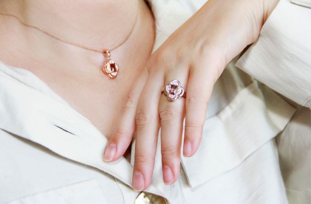 Mẫu nhẫn đá nữ đẹp, sang trọng và phong thủy 2026