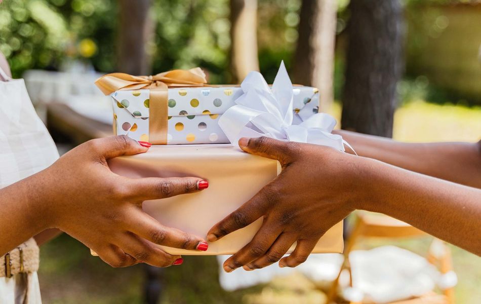 tại sao nên tặng quà cưới