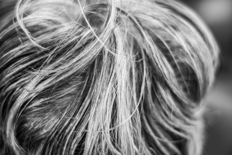 Tại sao tóc chúng ta lại bạc