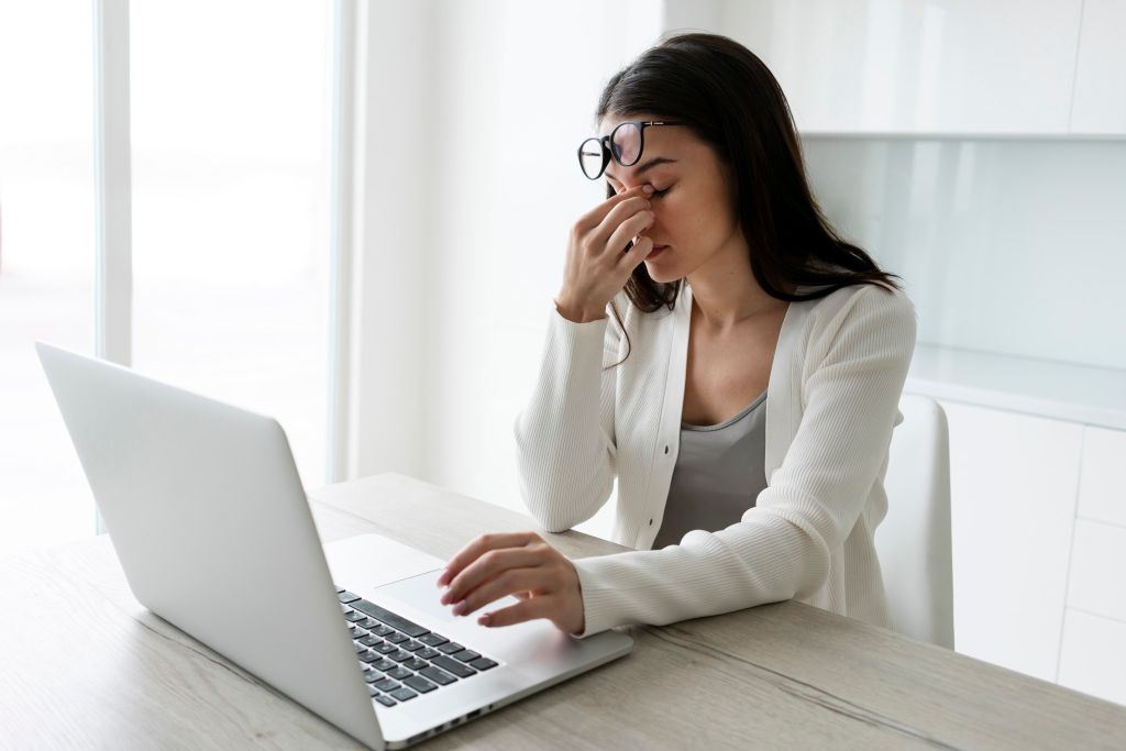 Chăm Sóc Mắt Khi Làm Việc Với Máy Tính: Bí Quyết Bảo Vệ Thị Lực Hiệu Quả