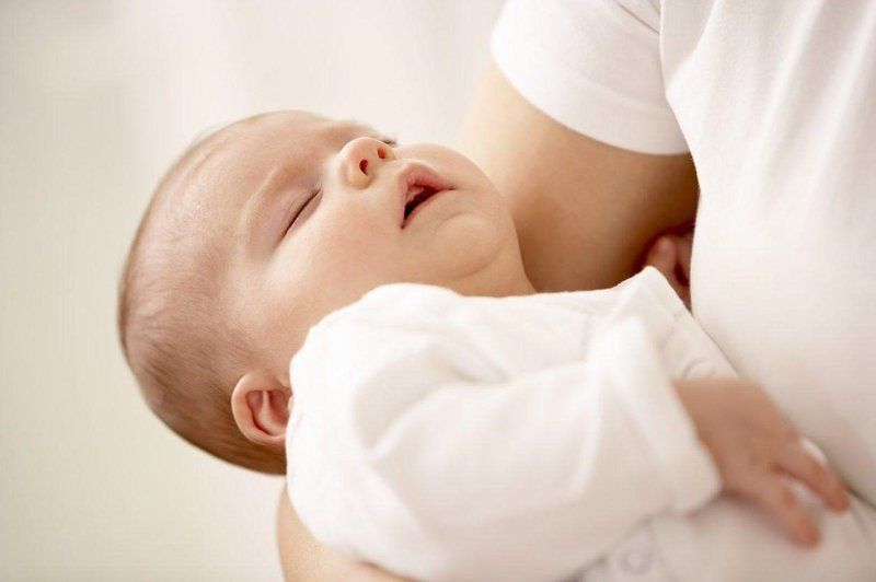 Trẻ sơ sinh bị nghẹt mũi về đêm, có đáng lo ?