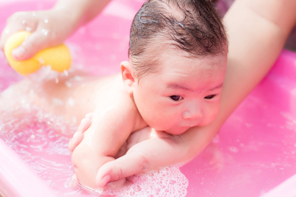 TẮM CHO BÉ SƠ SINH ĐÚNG CHUẨN NHI KHOA