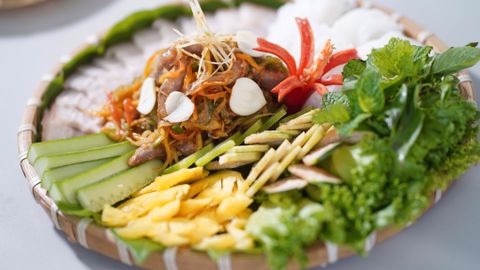 Vì sao thức ăn nhanh gọn như mắm lại khiến người ta sống chậm lại trong khoảnh khắc được ăn mắm ?