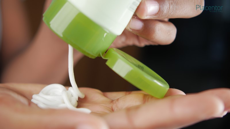 Tránh dùng quá nhiều sữa rửa mặt trong một lần sử dụng