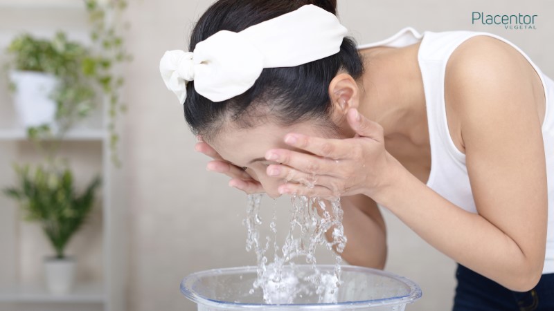 Dùng nước ấm hay nước muối để rửa mặt khi dị ứng với sữa rửa mặt