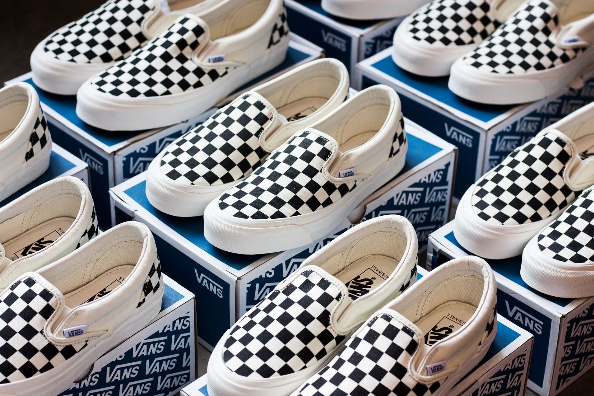 mot-vai-loi-khuyen-cho-ban-truoc-khi-mua-vans-checkerboard-slip-on