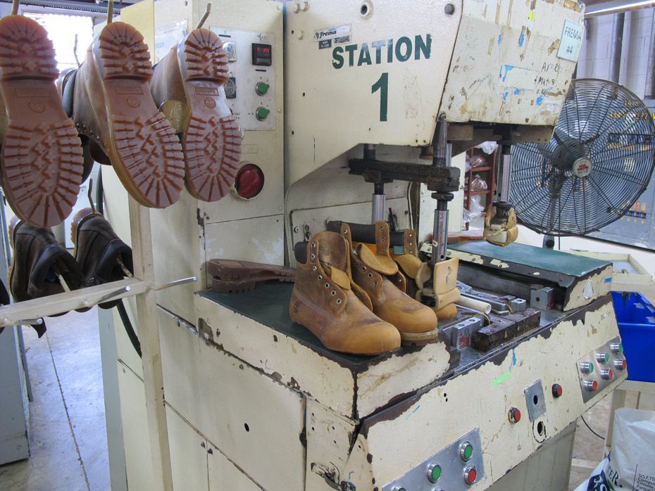 Cách mà một đôi giày Timberland được tạo ra và những sự thật bên lề Hinh anh 2: Cach ma mot doi giay Timberland duoc tao ra va nhung su that ben le